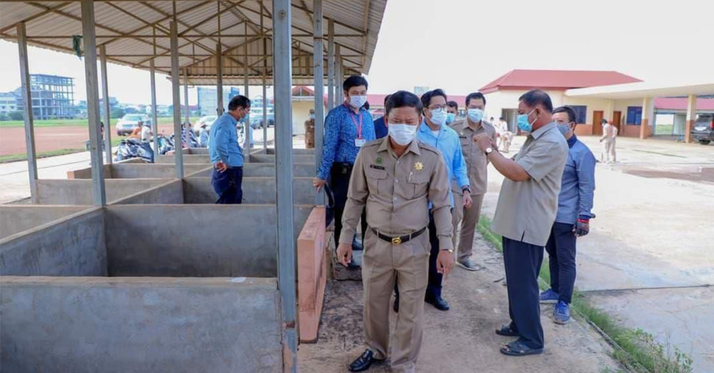 រដ្ឋបាលខេត្តកំពង់ស្ពឺ រៀបចំផ្សារជាបណ្តោះអាសន្នមានជាង២០០តូប ដោយមិនយកថ្លៃឈ្នួល និងរក្សាបរិស្ថានអនាម័យតាមវិធានការសុខាភិបាល