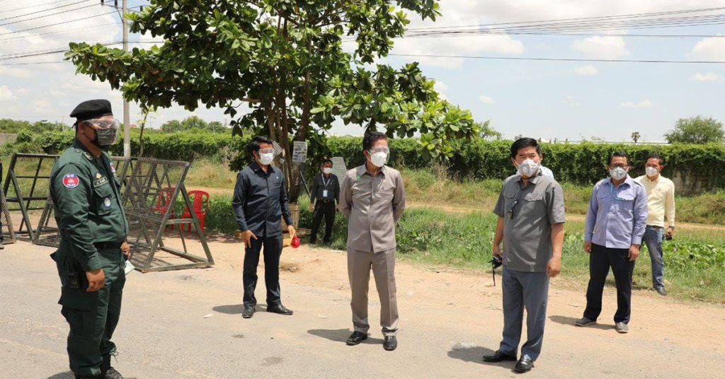 អភិបាលរាជធានីភ្នំពេញ ចុះពិនិត្យទីតាំងបិទខ្ទប់នៅផ្លូវជាតិលេខ៤ ដើម្បីពង្រឹងកម្លាំងក្នុងការអនុវត្តសេចក្តីសម្រេចរបស់រាជរដ្ឋាភិបាលឲ្យបានជោគជ័យ កាត់ផ្តាច់ជំងឺកូវីដ-១៩ ក្នុងរយៈពេល ១៤ថ្ងៃ