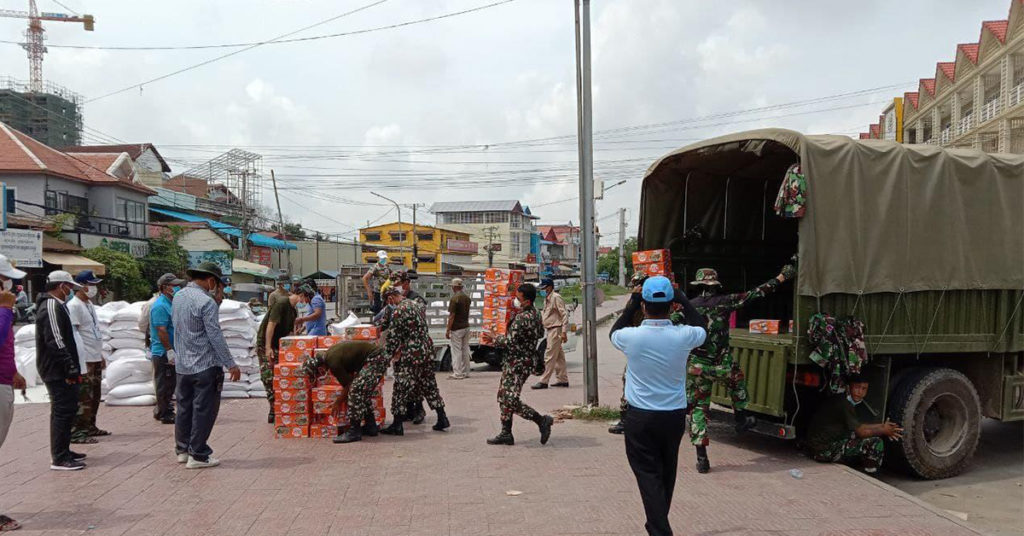 អាជ្ញាធររាជធានីភ្នំពេញ និងកងទ័ពជើងគោក បន្តដឹកស្បៀងអាហារចែកជូនពលរដ្ឋ ក្នុងតំបន់បិទខ្ទប់ជិត២ម៉ឺនគ្រួសារ
