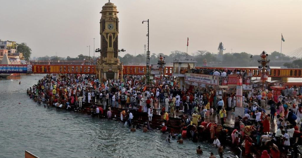 ឥណ្ឌារកឃើញអ្នកឆ្លងកូវីដ-១៩ «១៦ម៉ឺននាក់ទៀតក្នុង១ថ្ងៃ» ខណៈប្រជាជនសម្រុកចុះងូតទឹកទន្លេ នៅក្នុងពិធីបុណ្យមួយ
