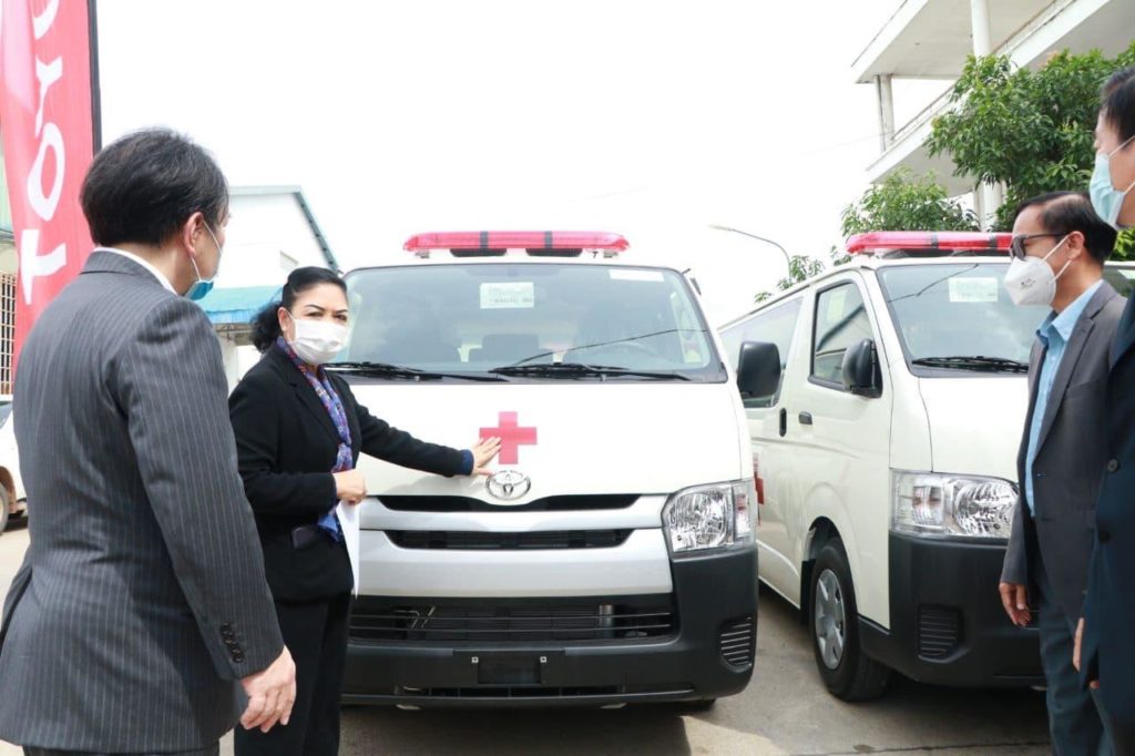 រថយន្តគិលានសង្គ្រោះចំនួន ៣៥គ្រឿង ក្នុងចំណោម១០០គ្រឿង ដែលជាជំនួយរបស់រដ្ឋាភិបាលជប៉ុន បានប្រគល់ជូនក្រសួងសុខាភិបាល