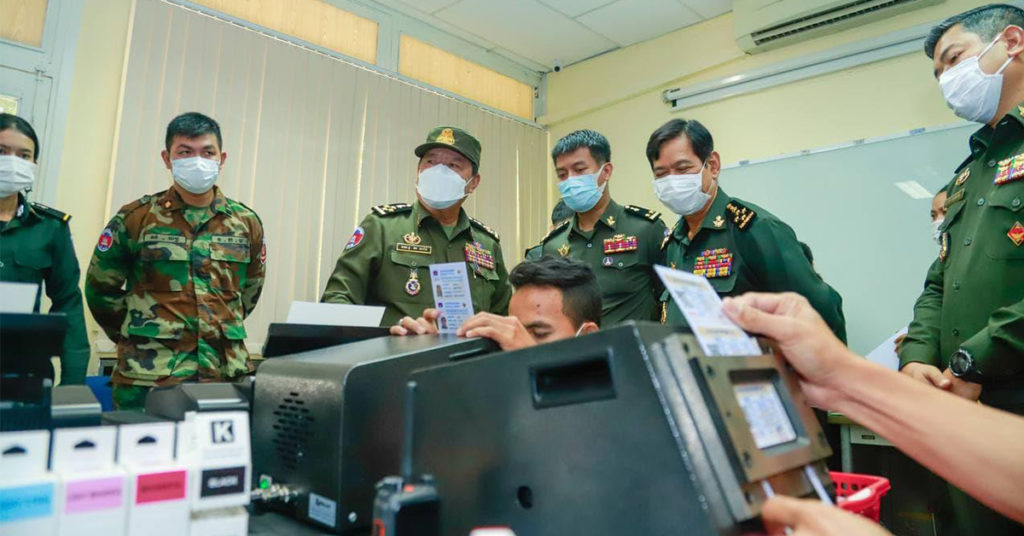 នាយឧត្តមសេនីយ៍ ឥត សារ៉ាត់ ជំរុញក្រុមការងារផលិតប័ណ្ណវ៉ាក់សាំង យកចិត្តទុកដាក់ផលិតកុំឱ្យខុសទិន្នន័យ