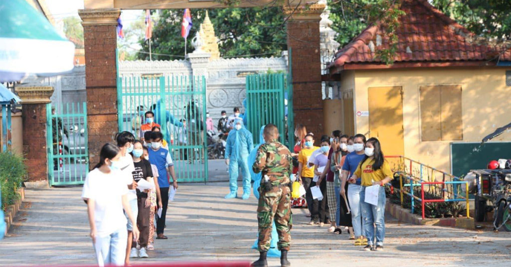 ចាក់វ៉ាក់សាំងនៅតំបន់ក្រហម៖ ៣ថ្ងៃចាក់បានជាង ១០ម៉ឺននាក់, ពលរដ្ឋផ្ញើពាក្យអរគុណរាជរដ្ឋាភិបាល តាមបណ្ណចាក់វ៉ាក់សាំង