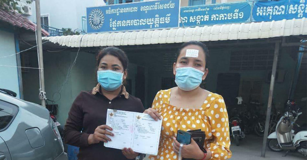 ស្ត្រី២នាក់ត្រូវនគរបាលឃាត់ខ្លួន នៅខណ្ឌពោធិ៍សែនជ័យ ពេលកំពុងដើរលក់បណ្ណចាក់វាក់សាំង