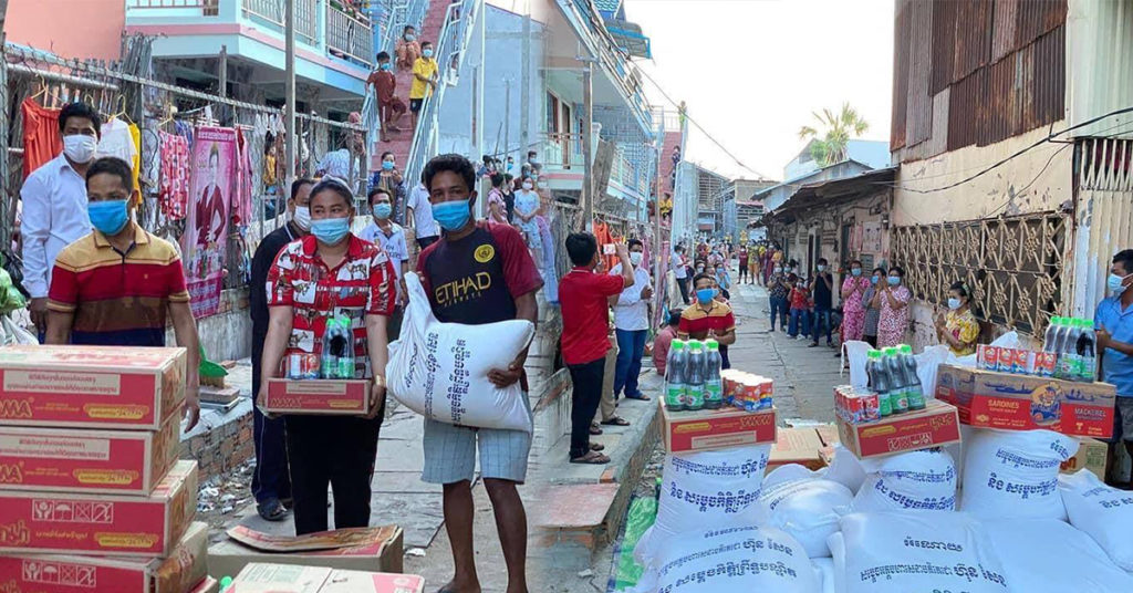 ពលរដ្ឋ១១៦គ្រួសារទៀត ដែលខ្វះខាតកំឡុងពេលបិទខ្ទប់នៅ «តំបន់ក្រហម» ក្នុងខណ្ឌឬស្សីកែវ បន្តទទួលស្បៀងអាហារ ដើម្បីដោះស្រាយជីវភាពពីសម្ដេចតេជោ ហ៊ុន សែន និងសម្ដេចកិត្តិព្រឹទ្ធបណ្ឌិត