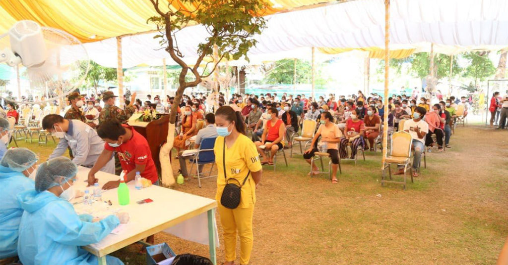 ចាក់វ៉ាក់សាំងនៅតំបន់ក្រហម៖ ៤ថ្ងៃចាក់បានជិត ១៥ម៉ឺននាក់, លោក ឥត សារ៉ាត់ បញ្ជាក់ថា ការចាក់វ៉ាក់សាំង ឬចែកបណ្ណព័ត៌មាន មិនតម្រូវឱ្យយកប្រាក់ទេ