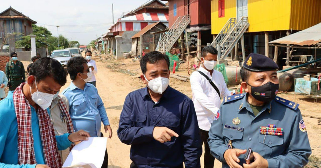 អភិបាលខេត្តកំពង់ចាម ដឹកនាំមន្ដ្រីចុះស្រាវជ្រាវ កម្មករ កម្មការិនី ដែលសង្ស័យពាក់ព័ន្ធអ្នកកើតជំងឺកូវីដ១៩ ក្នុងរោងចក្រ លី ឈាងខប នៅស្រុកបាធាយ