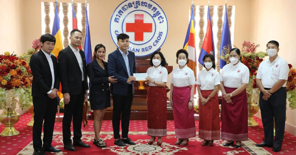 ក្រុមហ៊ុនហ្គាឡាក់ស៊ី ណាវាត្រា និងបុរី ឡេង ណាវាត្រា នាំយកថវិកា ២លានដុល្លារឧតបត្ថម្ភជូនកាកបាទក្រហមកម្ពុជា