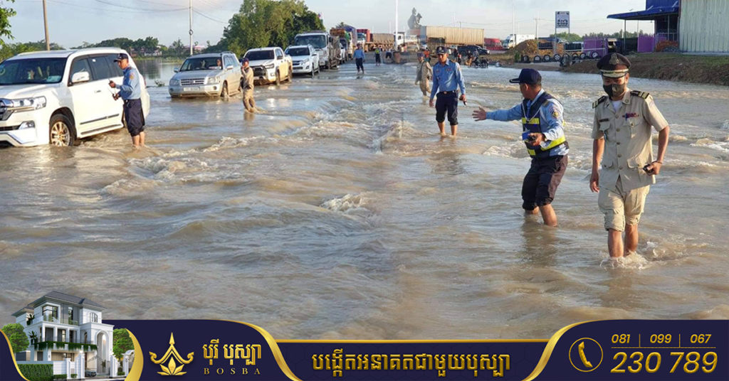 សូមប្រុងប្រយ័ត្ន! ជំនន់ទឹកភ្លៀងបានហូរកាត់លិចផ្លូវជាតិលេខ៥ ចំណុចចន្លោះគីឡូម៉ែត្រ ៤០-៤១