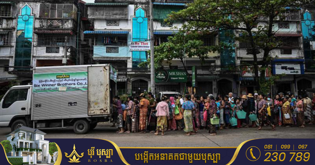 ពលរដ្ឋមីយ៉ាន់ម៉ាតម្រង់ជួរចាំទិញប្រេង ដែលរដ្ឋលក់ក្នុងតម្លៃខាត ខណៈសេដ្ឋកិច្ចរបស់ប្រទេសនេះ បានរងផលប៉ះពាល់ដោយសាររដ្ឋប្រហារ និងសង្គ្រាមនៅអ៊ុយក្រែន