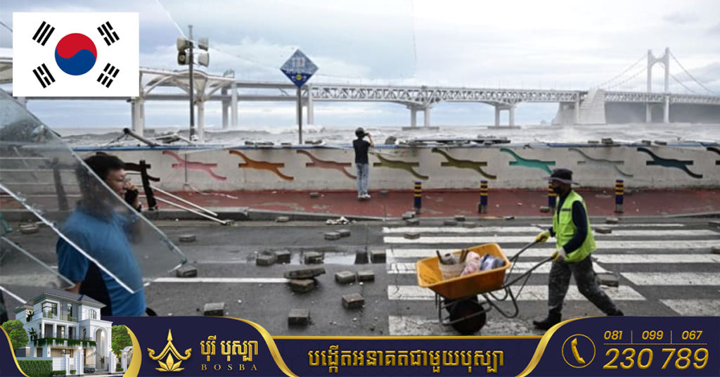 ឥទ្ធិពលព្យុះទីហ្វុង Hinnamnor បានបង្ខំឲ្យពលរដ្ឋកូរ៉េខាងត្បូងជាង ៣ពាន់នាក់ត្រូវជម្លៀសខ្លួន ផ្ទះជាង ២ម៉ឺនកន្លែងត្រូវកាត់ផ្តាច់អគ្គិសនី ខណៈបុរសម្នាក់ត្រូវទឹកហូរកួចយកទៅបាត់