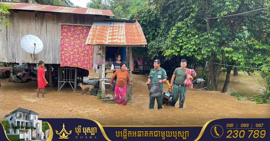 កម្លាំងនគរបាលការពារព្រំដែនគោក ចុះជួយប្រជាពលរដ្ឋនៅស្រុកម៉ាឡៃដែលជនលិចដោយទឹកភ្លៀង