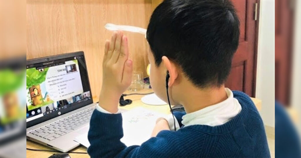 ត្រូវពាក់កាសច្រើនពេក! តើគួរធ្វើយ៉ាងណាដើម្បីការការពារការស្តាប់របស់កុមារនៅពេលរៀនតាមអនឡាញ?