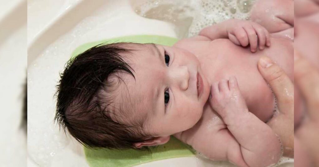 អ្នកម្តាយ ឬសមាជិកគ្រួសារគួរយល់ដឹងអំពីវិធីសាស្ត្រខ្លះៗ ក្នុងការងូតទឹកឱ្យទារក!