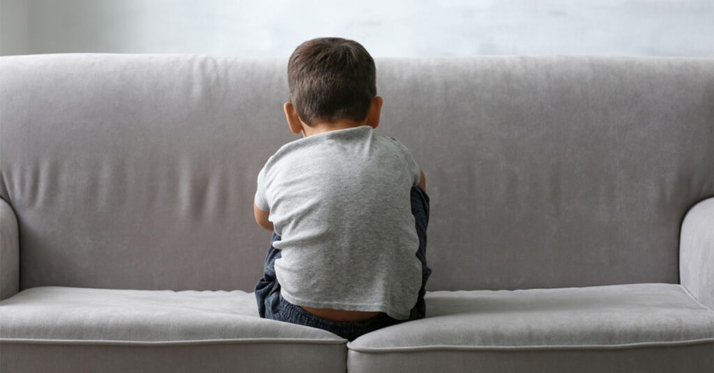 កុមារ អូទីសឹ្សម ភាគច្រើនបង្ហាញរោគសញ្ញាក្នុងអាយុចន្លោះពី១ឆ្នាំ ទៅ ២ឆ្នាំ