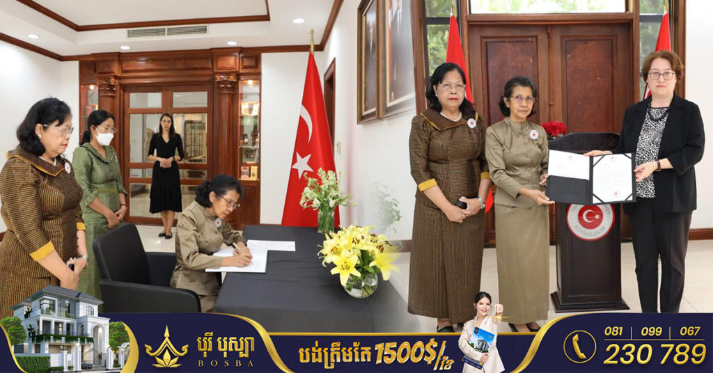 កាកបាទក្រហមកម្ពុជា នាំយកថវិកា ១០ម៉ឺនដុល្លារ ប្រគល់ជូនដល់ស្ថានទូតប្រទេសតួកគីប្រចាំកម្ពុជា ដើម្បីជួយដល់ប្រជាពលរដ្ឋតួកគី ដែលកំពុងជួបគ្រោះរញ្ជួយដីដ៏ធ្ងន់ធ្ងរ