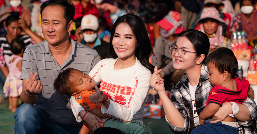 លោកស្រី នួន សុន្ទរី និងស្វាមី បាននាំយកអំណោយជាច្រើន ចែកជូនបងប្អូន និងក្មេងៗ រស់នៅតំបន់គំនរសំរាមស្ទឹងមានជ័យ