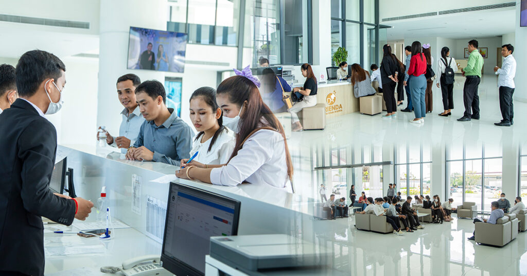 ប្រជាពលរដ្ឋជាច្រើនតំរង់ជួរ និងរង់ចាំ ទទួលយកការផ្តល់ជូនពិសេសលើកញ្ចប់ពិនិត្យសុខភាពទូទៅ របស់មន្ទីរពេទ្យអន្តរជាតិ