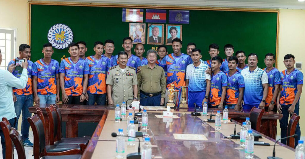 អភិបាលខេត្តព្រះសីហនុ ជួបសំណេះសំណាល លើកទឹកចិត្ត និងឧបត្ថមថវិកា១ម៉ឺនដុល្លារ ដល់ក្រុមកីឡាករបាល់ទះ នៃស្នងការដ្ឋាននគរបាលខេត្តព្រះសីហនុ ដែលទទួលជយលាភី និងពានរង្វាន់ពីលោក ស សុខា