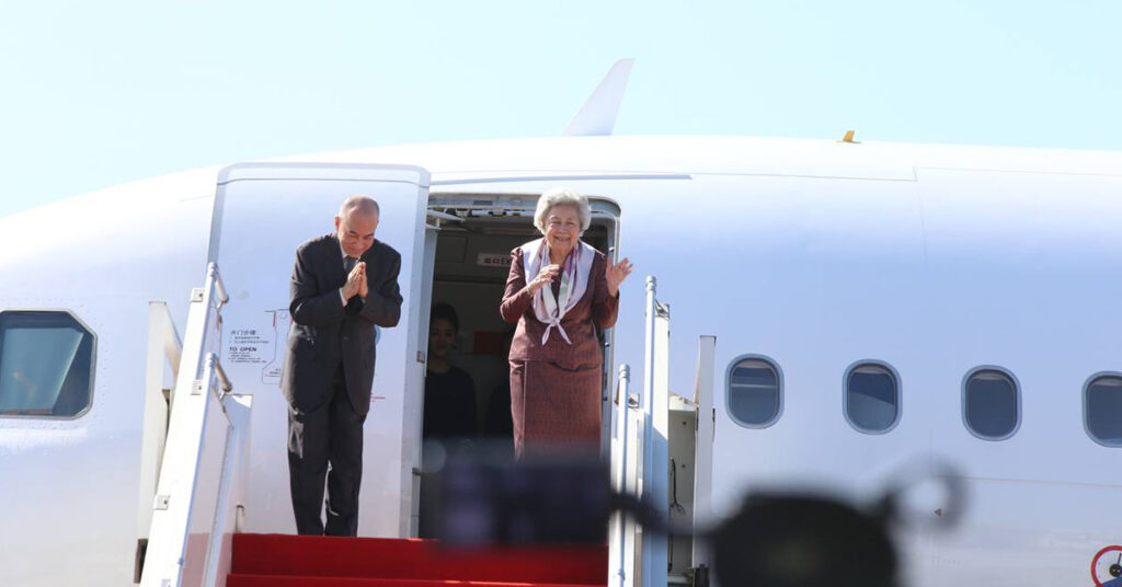 ព្រះមហាក្សត្រ និងសម្តេចម៉ែ បានយាងចាកចេញពីរាជធានីភ្នំពេញហើយ ដើម្បីពិនិត្យព្រះរាជសុខភាព នៅទីក្រុងប៉េកាំង ប្រទេសចិន