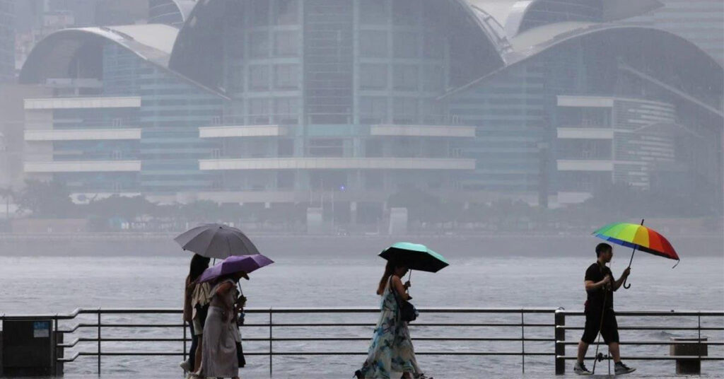 ចិន ចេញការព្រមានកម្រិតខ្ពស់ ខណៈព្យុះទីហ្វុង Saola កំពុងឆ្ពោះទៅកាន់ហុងកុង