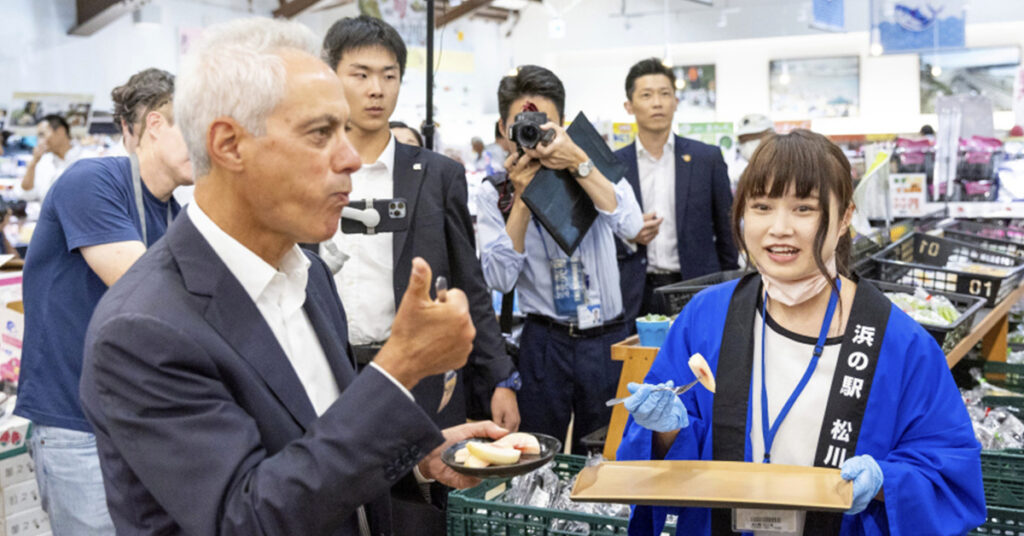 បេសកជនអាមេរិក បរិភោគត្រីឆៅពីទីក្រុងហ្វូគូស៊ីម៉ា ខណៈបានរិះគន់ចិនទាក់ទងនឹងការបង្ហូរទឹកចូលសមុទ្រ