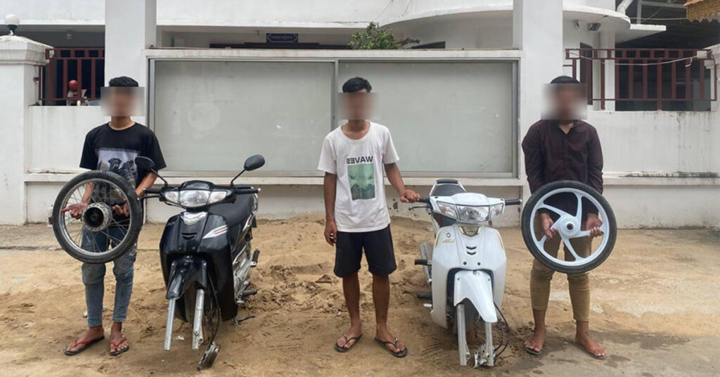 ក្មេងទំនើង៣នាក់ ដែលបង្ហោះម៉ូតូតាមផ្លូវសាធារណៈនៅខណ្ឌច្បារអំពៅ ត្រូវសមត្ថកិច្ចចាប់យកមកអប់រំ