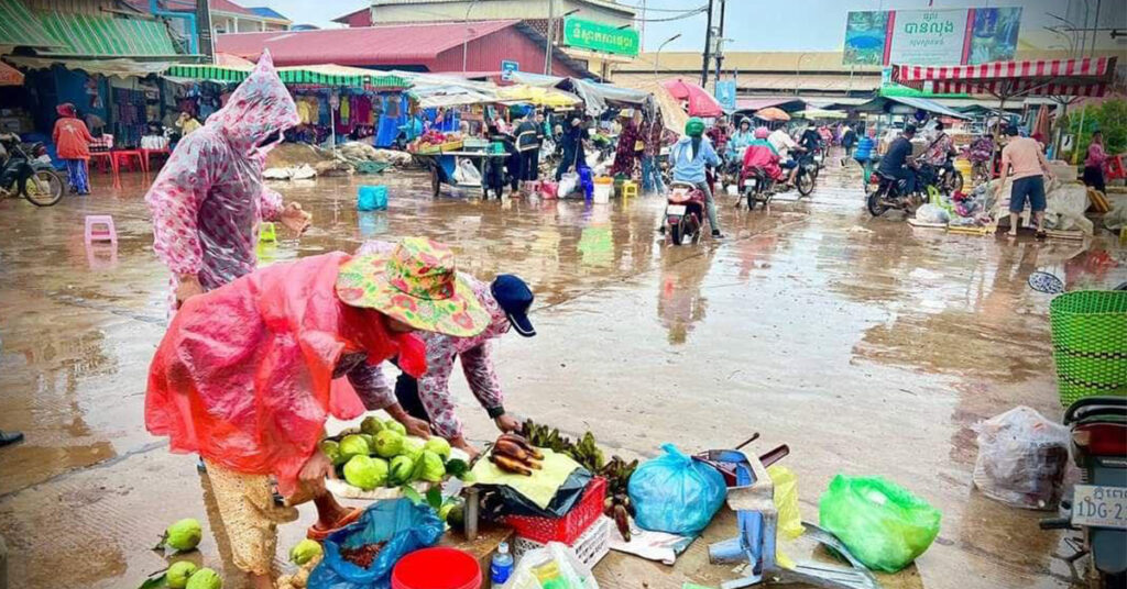អាជ្ញាធរក្រុងបានលុង បន្តចុះណែនាំអាជីវករឱ្យបញ្ឈប់ការលក់ដូរលើផ្លូវសាធារណៈនៅមុខផ្សារបានលុង មុនចាត់វិធានការតាមច្បាប់