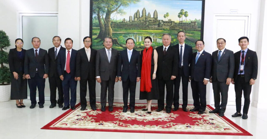 រដ្ឋមន្ត្រីសុខាភិបាល ស្នើមូលនិធិ GX Foundation បន្ដជួយវះកាត់ជំងឺភ្នែកឡើងបាយឥតគិតថ្លៃជូនពលរដ្ឋនៅតាមខេត្ដផ្សេងទៀត ក្រៅពីខេត្ដព្រៃវែង