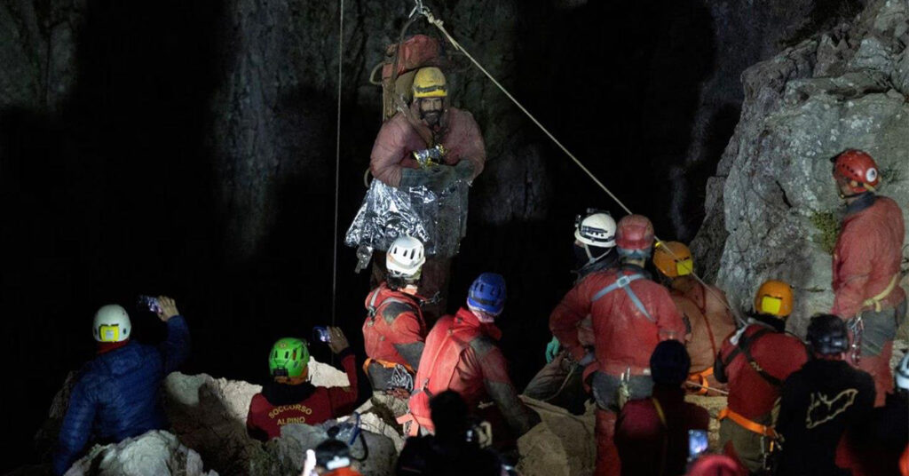 បុរសជនជាតិអាមេរិកដែលធ្លាក់ខ្លួនឈឺ និងជាប់នៅជម្រៅជាង១,០០០ម៉ែត្រក្នុងរូងភ្នំនៃប្រទេសតួកគី ត្រូវបានជួយសង្រ្គោះដោយជោគជ័យ