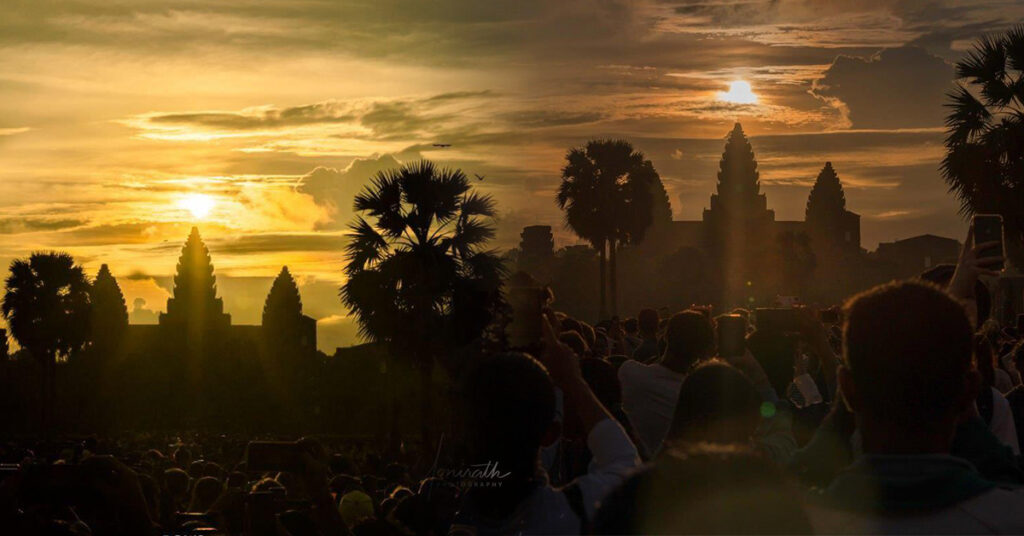 ភ្ញៀវទេសចរ១ពាន់នាក់ចូលទស្សនាថ្ងៃរះចំកំពូលប្រាសាទអង្គរវត្ត នាព្រឹកថ្ងៃ២១ ខែកញ្ញា ខណៈអ្នកជំនាញថតបានរូបភាពស្អាតៗ