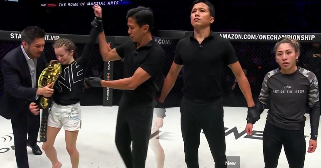 សោកស្ដាយ! ខាន់ ចេសា ចាញ់ជើងខ្លាំងអាមេរិក Kelly ដោយពិន្ទុមិនឯកច្ឆន្ទ ក្នុងការប្រកួតដណ្ដើមក្រវាត់ពិភពលោក ONE Atomweight នៅសិង្ហបុរី