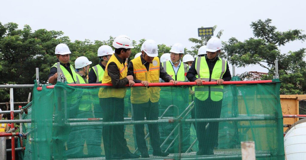 រដ្ឋមន្ត្រីឧស្សាហកម្ម ចុះពិនិត្យវឌ្ឍនភាពនៃការផលិត និងសាងសង់រោងចក្រផលិតទឹកស្អាតបាក់ខែង ខណៈរោងចក្របាក់ខែងជំហានទី២ សម្រេចការសាងសង់ជិត ១០០%ហើយ