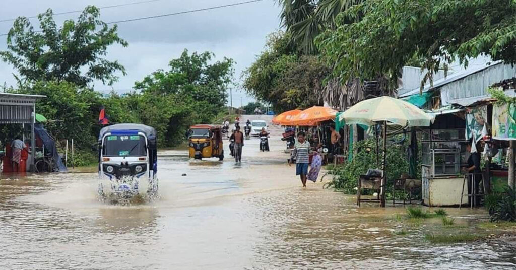 ជូនដំណឹង! អាជ្ញាធរផ្អាកចរាចរណ៍យានយន្តដឹកទំនិញលើកំណាត់ផ្លូវខេត្តលេខ៣១៣ ត្រង់ចំណុចទំនប់បង្ហៀរបឹងស្នេហ៍ នៅស្រុកបាភ្នំ ជាបណ្ដោះអាសន្ន