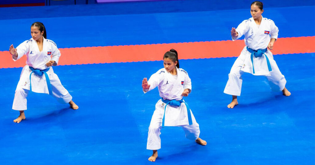 អបអរសាទរ! កម្ពុជាដណ្ដើមបានមេដាយសំរឹទ្ធដំបូង នៅ Asian Games ដោយក្រុមកីឡាការិនីការ៉ាតេ លើវិញ្ញាសាសម្ដែងមេគុននារីជាក្រុម