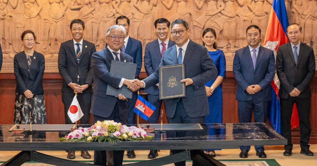 កម្ពុជាទទួលជំនួយពីជប៉ុន៩.៧លានដុល្លារ ដើម្បីអនុវត្តគម្រោងកសាងបណ្តាញស្ថានីយវាស់វែងអចិន្ត្រៃយ៍ដោយផ្កាយរណបទូទាំងប្រទេស ដែលនឹងជួយពង្រឹងសេវារដ្ឋបាលពាក់ព័ន្ធការចុះបញ្ជីដីធ្លី