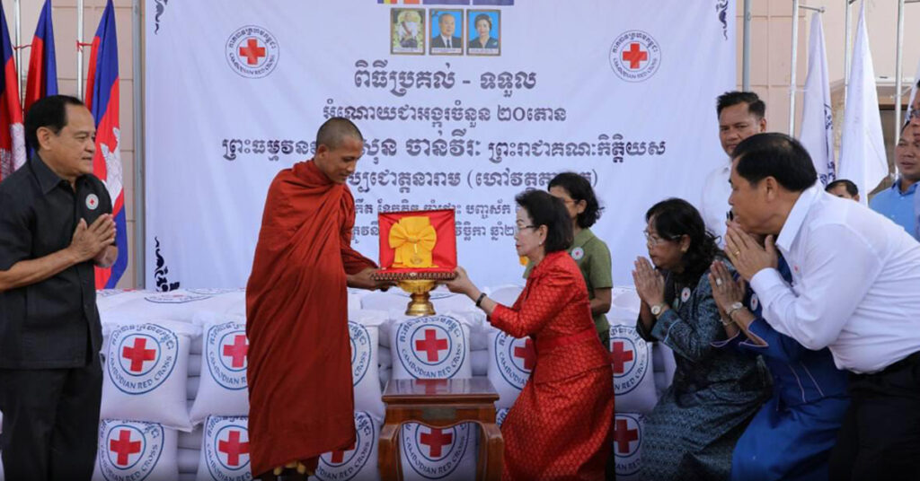 ព្រះធម្មវនវាសី សុន ចាន់វីរៈ (ចន្ទមុនី) ឧបត្ថម្ភ អង្ករ ២០តោន និងថវិកា ១ម៉ឺនដុល្លារ ជូនកាកបាទក្រហមកម្ពុជា ដើម្បីបុព្វហេតុការងារមនុស្សធម៌