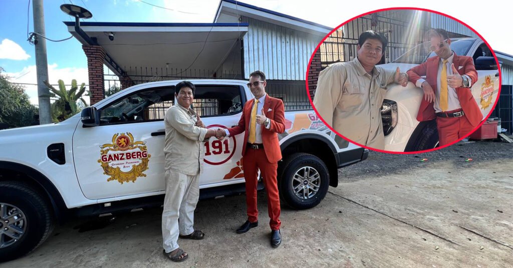 បុរសម្នាក់រំភើប ចង់ហោះ…! ពេលអាចបំពេញក្ដីស្រមៃឱ្យគ្រួសារ និងអ្នកមានគុណរបស់គាត់