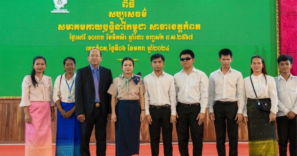 សមាគមកាយឫទ្ធិនារីកម្ពុជាខេត្តកំពត ផ្តល់អំណោយនិងសម្ភារៈជូនដល់កុមារកំព្រា និងកុមារក្រីក្រជាង៦រយនាក់ ដែលនៅមណ្ឌលចំនួន៦នៃខេត្តកំពត