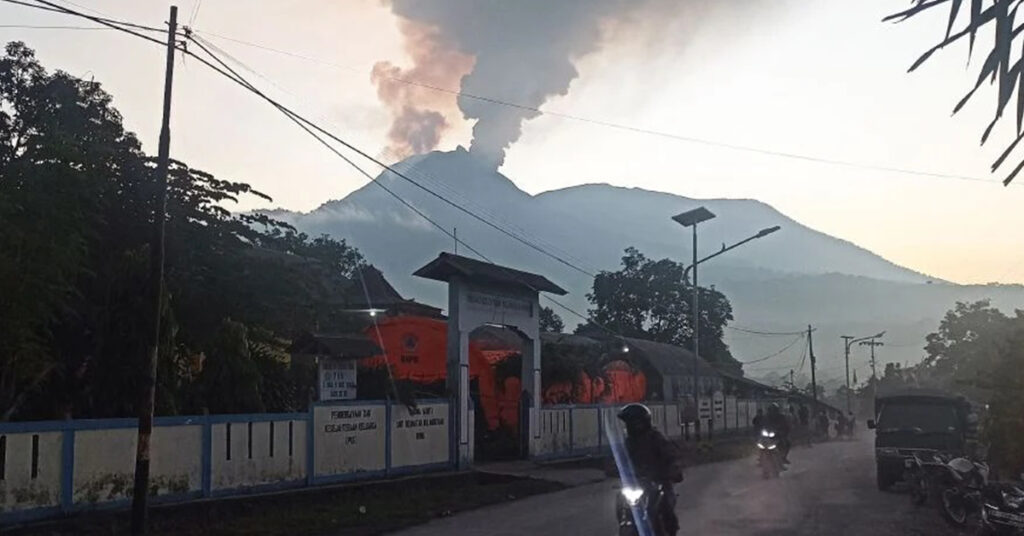 ផ្ទុះភ្នំភ្លើងនៅឥណ្ឌូណេស៉ី ជំរុញឱ្យអាជ្ញាធរជម្លៀសមនុស្ស និងដំឡើងការប្រកាសអាសន្នដល់កម្រិតខ្ពស់បំផុត