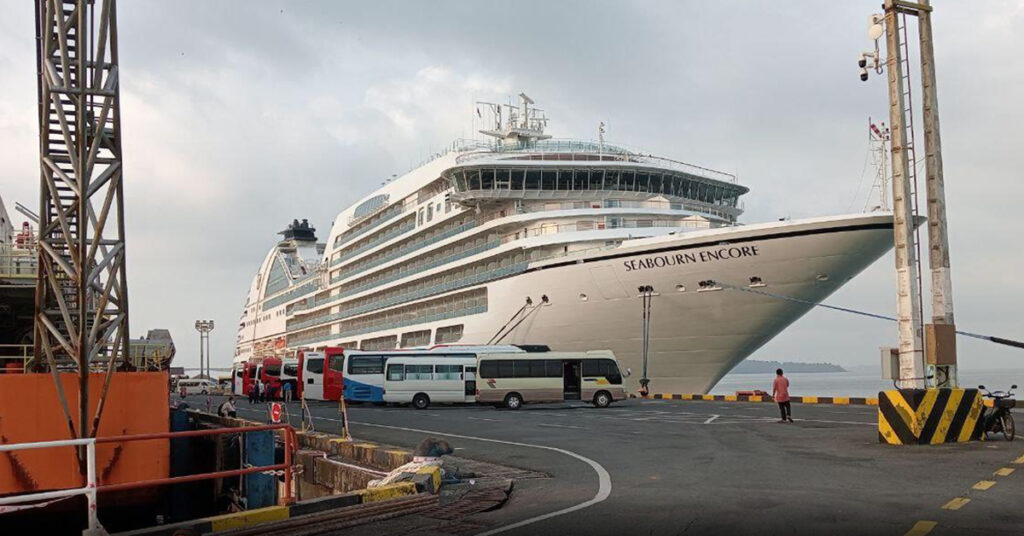 នាវាទេសចរណ៍ខ្នាតធំមួយគ្រឿង ផ្ទុកអ្នកទេសចរចម្រុះជាតិសាសន៍ជិត១ពាន់នាក់ ចូលចតនៅខេត្តព្រះសីហនុ