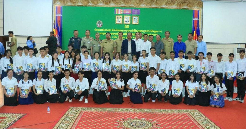 សិស្សទទួលបាននិទ្ទេស A ចំនួន៨២នាក់ នៅខេត្តបន្ទាយមានជ័យ ទទួលបានកុំព្យូទ័រយួដៃម្នាក់១គ្រឿងពីអភិបាលខេត្ត