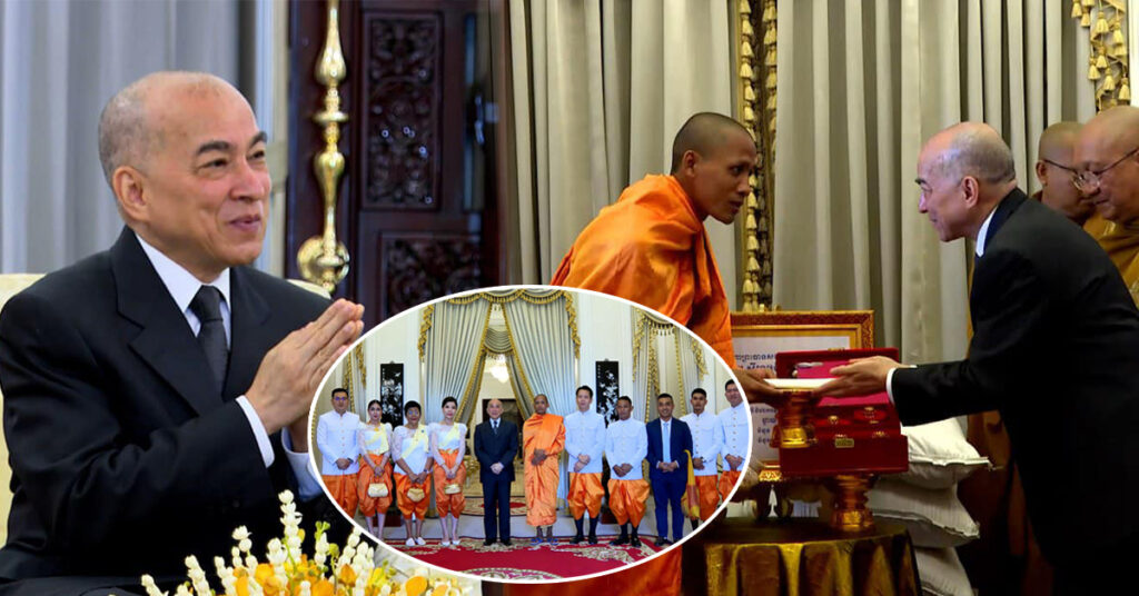 ព្រះធម្មវនវាសី ចន្ទ មុនី នាំយកតង្វាយជារូបិយវត្ថុចំនួន ៤០លានរៀល អង្ករចំនួន ២០តោន ផ្កាឈូកកសាងអំពីមាសសុទ្ធចំនួន៥ទង ថ្វាយព្រះមហាក្សត្រ