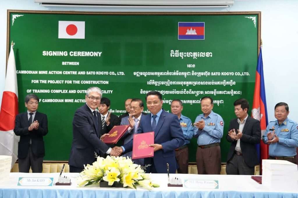 ជប៉ុនផ្តល់ជំនួយឥតសំណងជិត ១៤លានដុល្លារ ដើម្បីសាងសង់អគារហ្វឹកហ្វឺនសកម្មភាពកំចាត់មីន នៅខេត្តកំពង់ឆ្នាំង និងអគារសារមន្ទីរតេជោសន្តិភាព នៅសៀមរាប