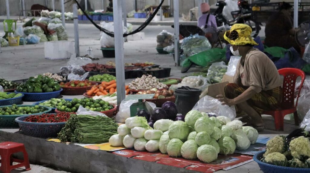 ក្រុមអាជីវករដែលបានប្តូរពីការលក់នៅលើចិញ្ចើមផ្លូវ​នៅមុខ​សាលាជម្ពូវ័នមកលក់ដូរក្នុងផ្សារមង្គល អំពាវនាវឱ្យអាជីវករដែលនៅបន្តលក់តាមចិញ្ចើមផ្លូវ មកលក់ដូរក្នុងផ្សារឱ្យមានសណ្តាប់ធ្នាប់ត្រឹមត្រូវទាំងអស់គ្នា