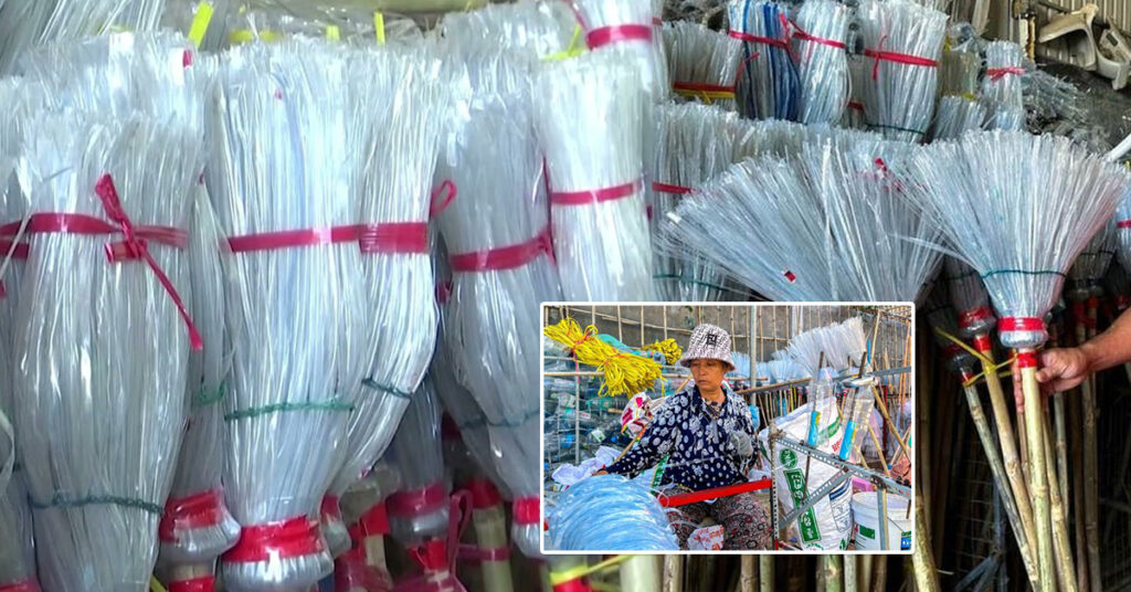 កាសែតអន្តរជាតិល្បីៗ កំពុងចាប់អារម្មណ៍សិប្បកម្មកែច្នៃសម្បកដបប្លាស្ទិកទៅជាអំបោសនៅកម្ពុជា