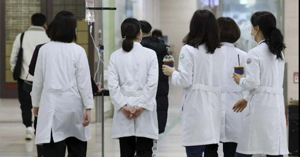 កូរ៉េខាងត្បូង ព្រមានព្យួរអាជ្ញាបណ្ណរបស់គ្រូពេទ្យកម្មសិក្សា ៧០០០នាក់ ដែលមិនព្រមត្រឡប់ទៅធ្វើការវិញ