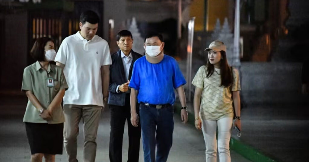 លោក ថាក់ស៉ីន បង្ហាញខ្លួនជាសាធារណៈលើកដំបូង ចាប់តាំងពីត្រូវបានដោះលែង