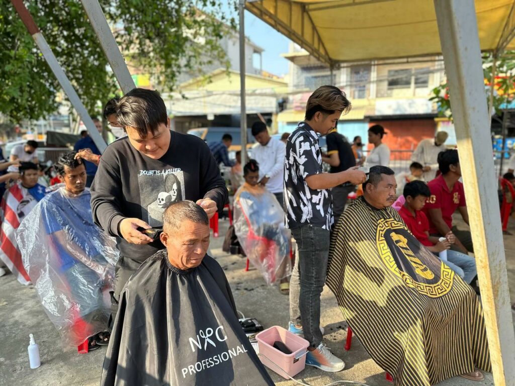 កម្មករ កម្មការិនី អ្នកបើកកង់បី តាក់ស៊ី និងប្រជាជនមកពីសហគមន៍ ប្រមាណ៥០០នាក់ទទួលបានការកាត់សក់ដោយឥតគិតថ្លៃ ពីសមាគមមិត្តយើង