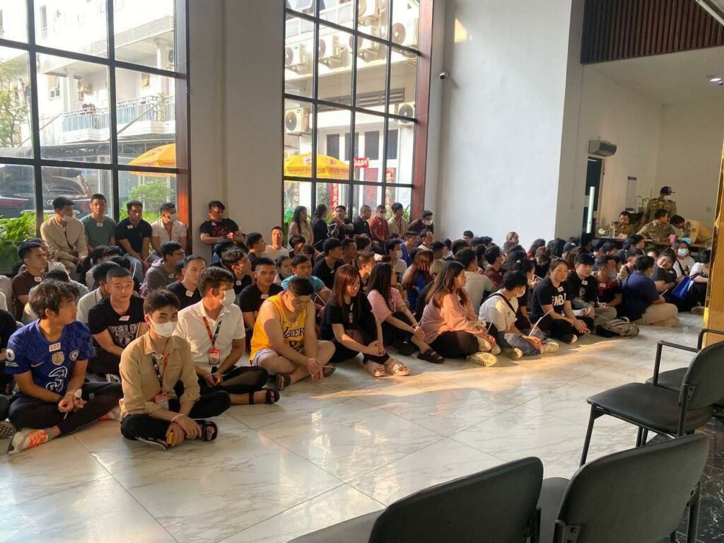 ប្រតិបត្តិការបោសសម្អាតទីតាំងបើកល្បែងស៉ីសងអនឡាញខុសច្បាប់ នៅខេត្តព្រះសីហនុ, មនុស្ស៥នាក់ត្រូវបញ្ជូនទៅតុលាការ ខណៈជនបរទេស១៩៥នាក់ផ្សេងទៀត ត្រៀមបណ្ដេញចេញពីកម្ពុជា